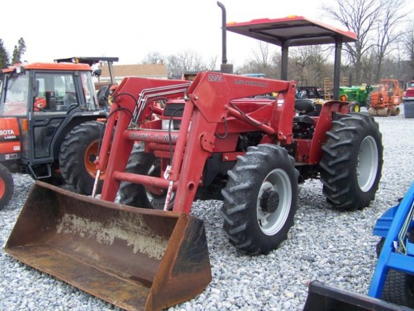 1136: Case IH 595 4x4 Farm Tractor with Loader : Lot 1136