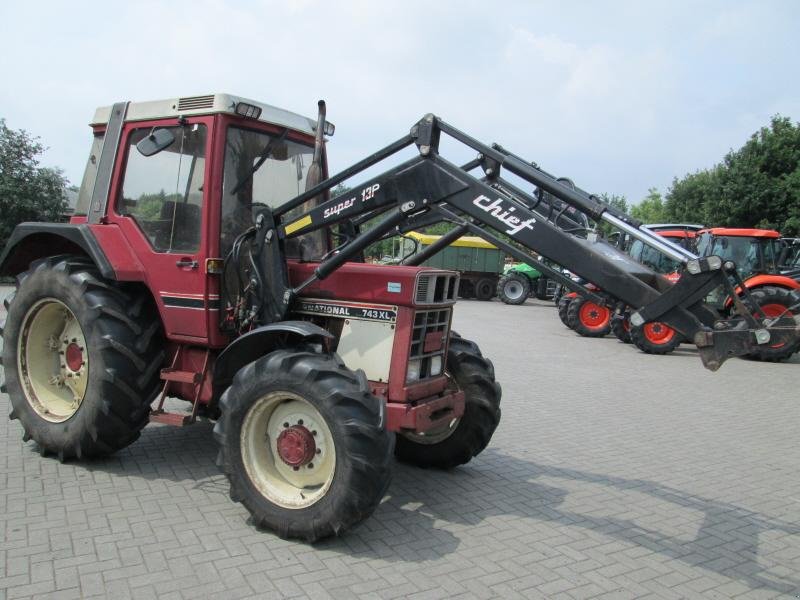 Case IH 743 XL mit Frontlader Traktor - technikboerse.com