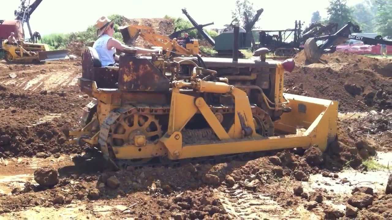Pushing dirt with the Caterpillar RD4 - YouTube