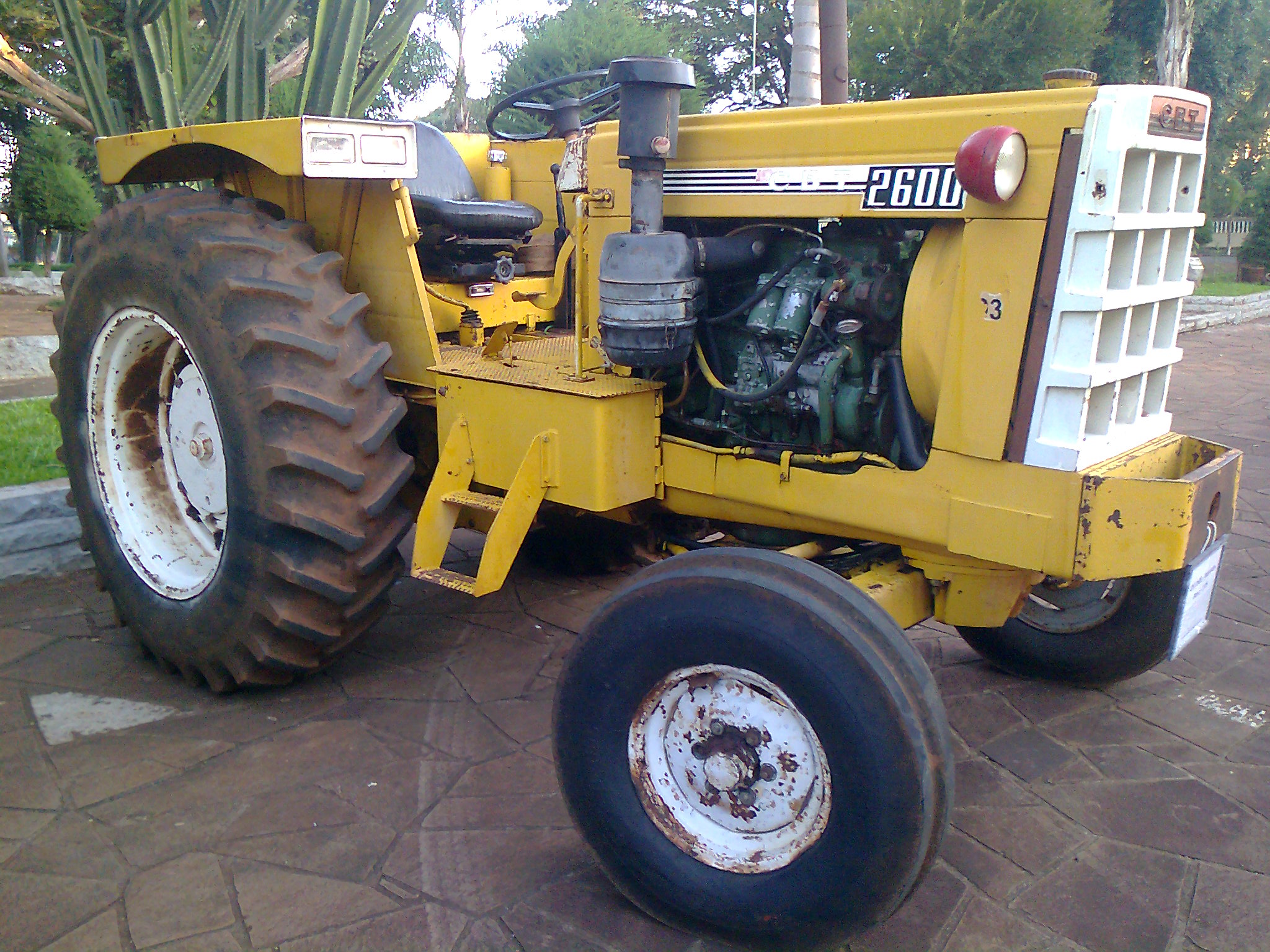 Ficheiro:CBT 2600 tractor (1982).jpg – Wikipédia, a enciclopédia ...