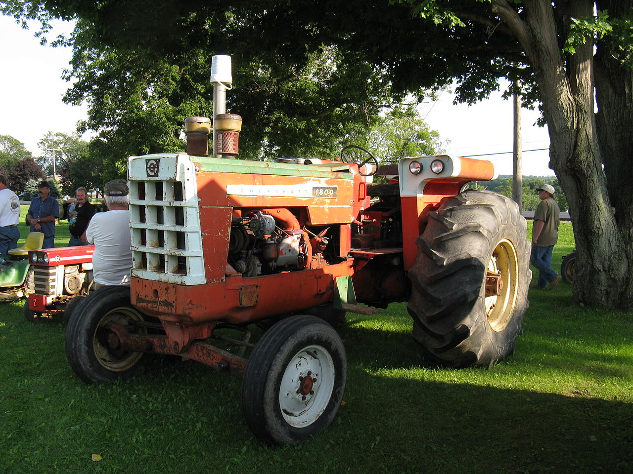 File:Cockshutt 1800 tractor.jpg - Wikimedia Commons