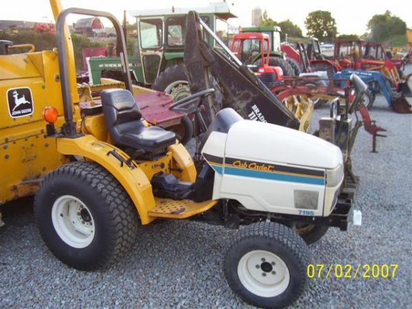 1119: CUB CADET 7195 4WD COMPACT TRACTOR 200 HOURS : Lot 1119