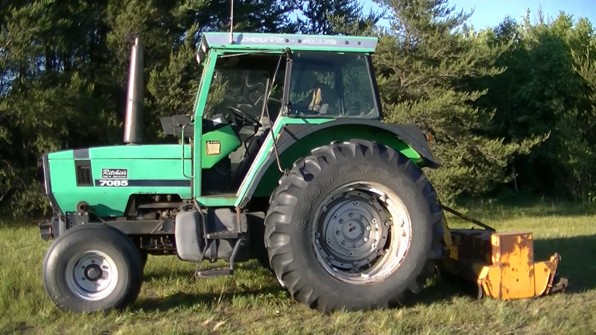 Deutz-Allis 7085 Tractor Bandit 2500 Flail Mower - YouTube