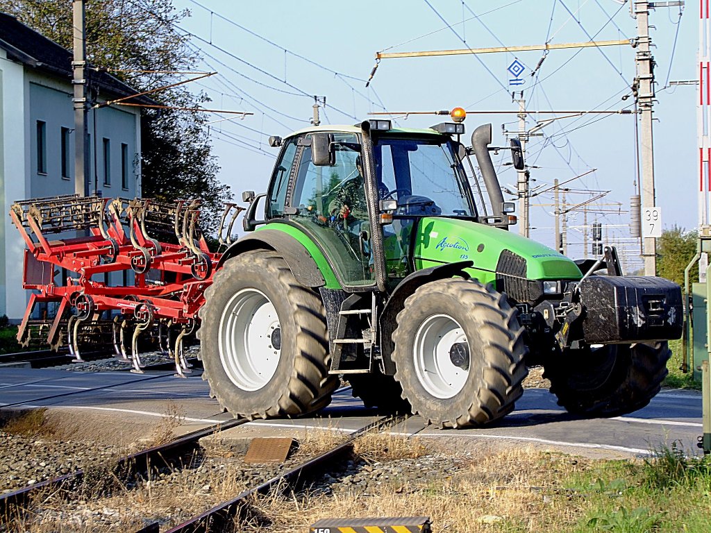 DEUTZ-FAHR Agrotron-135 quert mit schwerem Landwirtschaftlichen Gerät ...
