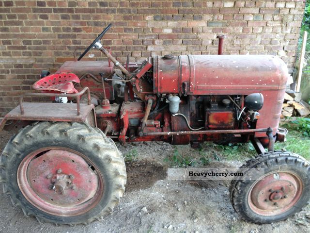 Fahr D17 1952 Agricultural Farmyard tractor Photo and Specs