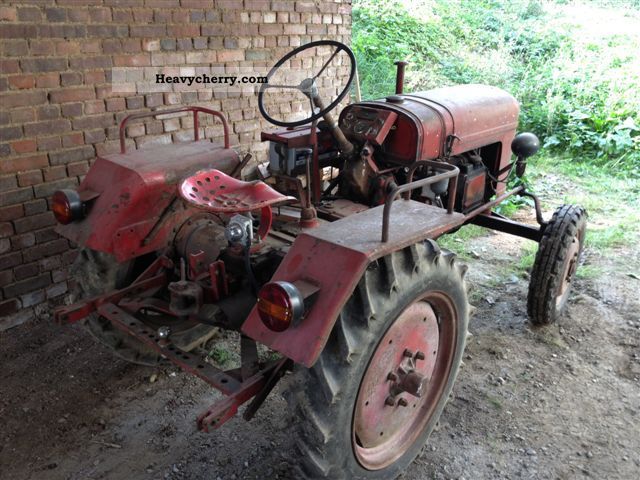 Fahr D17 1952 Agricultural Farmyard tractor Photo and Specs