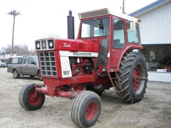549: International Farmall 1066 Tractor w/ Cab only 500 : Lot 549