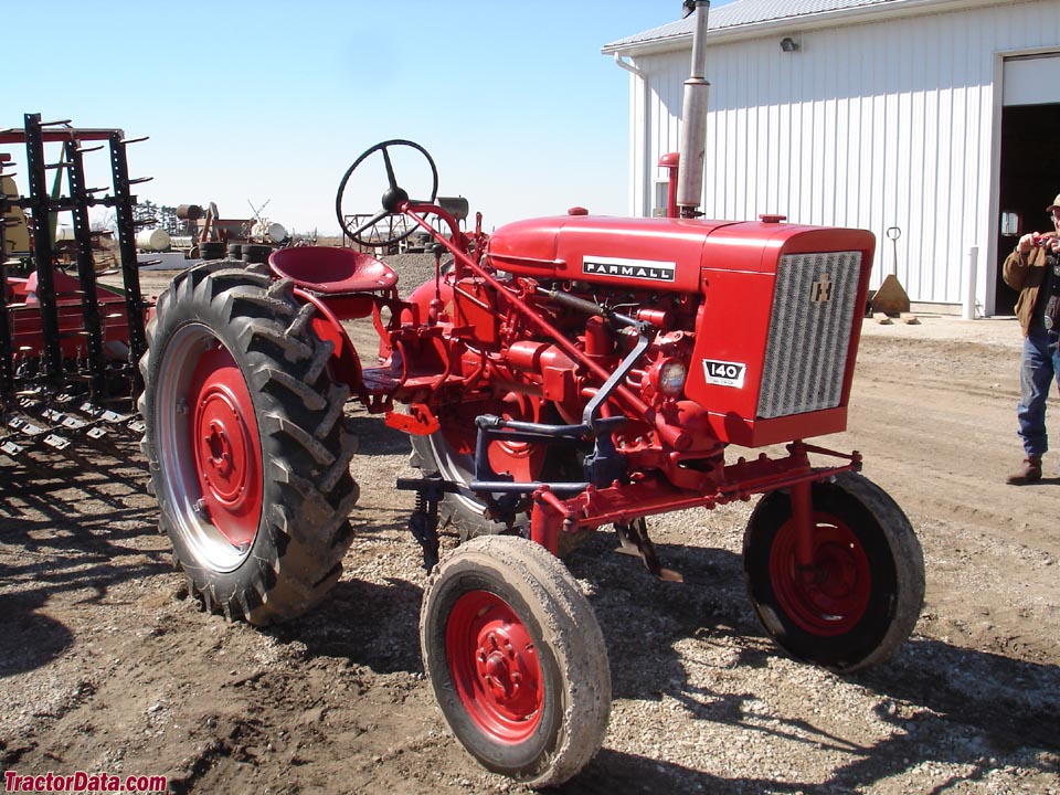 Late Farmall 140 Hi-Clear, right side. Photo courtesy of Irv Slagter