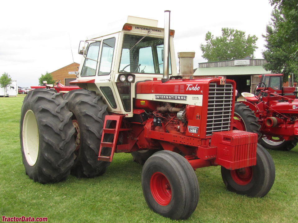 Farmall 1456 with cab. (4 images)