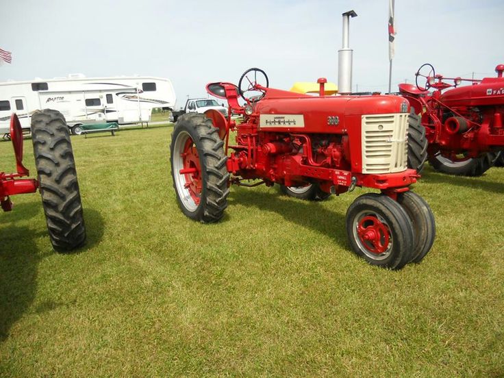 FARMALL 300 Painted like a 350 | Farmall, IH Tractors #3 | Pinterest