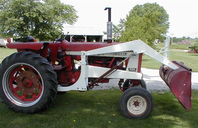 1974 Farmall 666 Tractor with 2001 loader for Sale