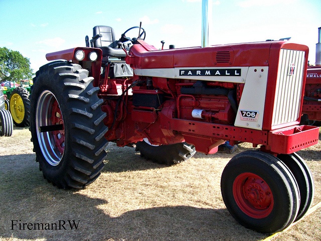 Farmall 706. Drove one of these at the Boyum farm in the 60s.
