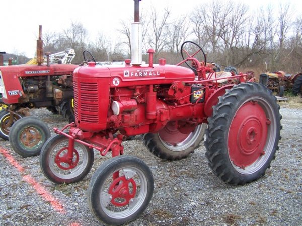 2333: Farmall Super AV Antique Farm Tractor : Lot 2333