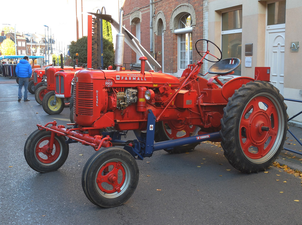 Tracteur FARMALL F-235 D (xavnco2) Tags: old red tractor france rouge ...