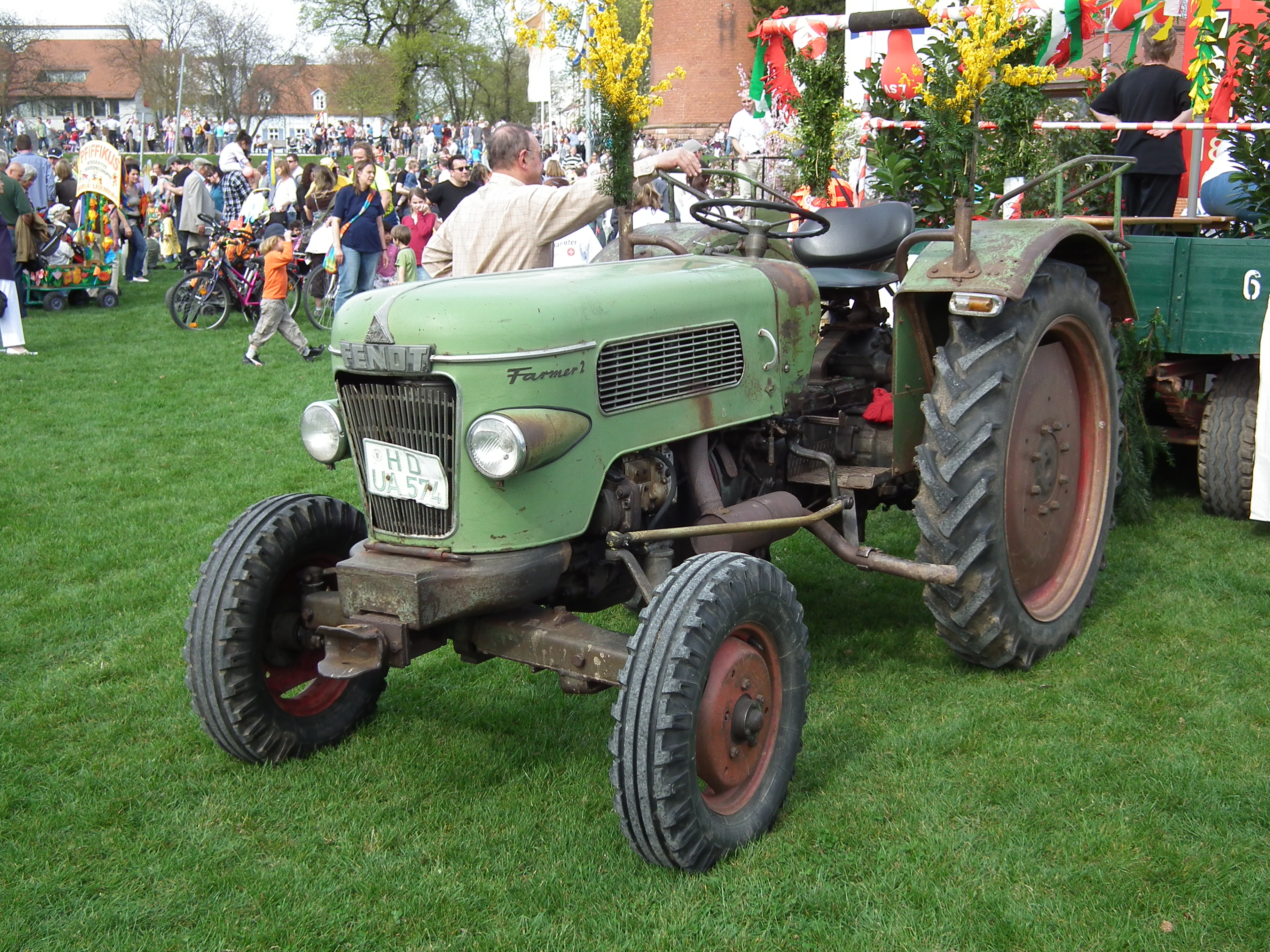 File:Fendt Farmer 2 Traktor Ladenburg.JPG - Wikimedia Commons