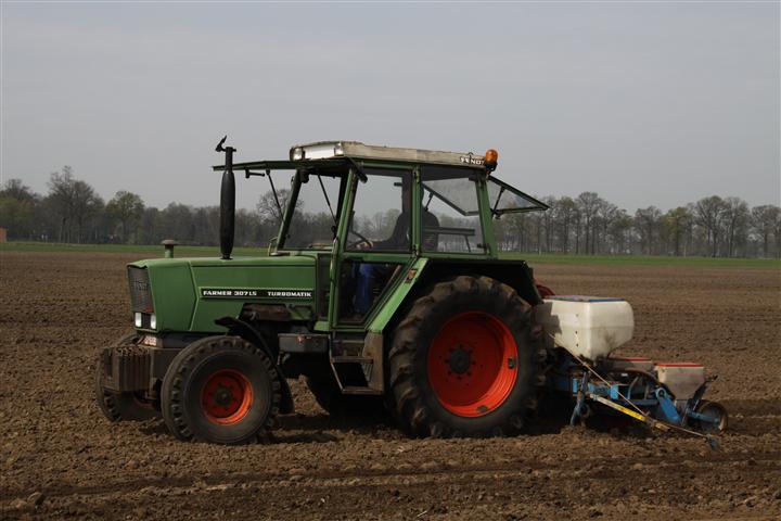Fendt Farmer 307LS Turbomatik met een Monosem maiszaaimachine.