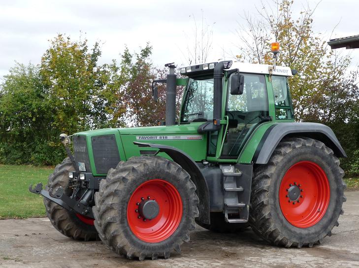 Traktor Fendt Favorit 818 Vario Mit Rundballenpresse Claas Rollant 255 ...