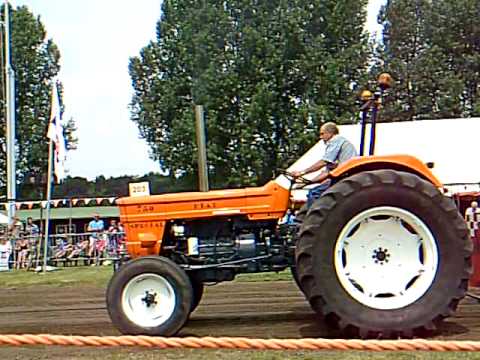 Fiat 750 tractor pulling axel - YouTube