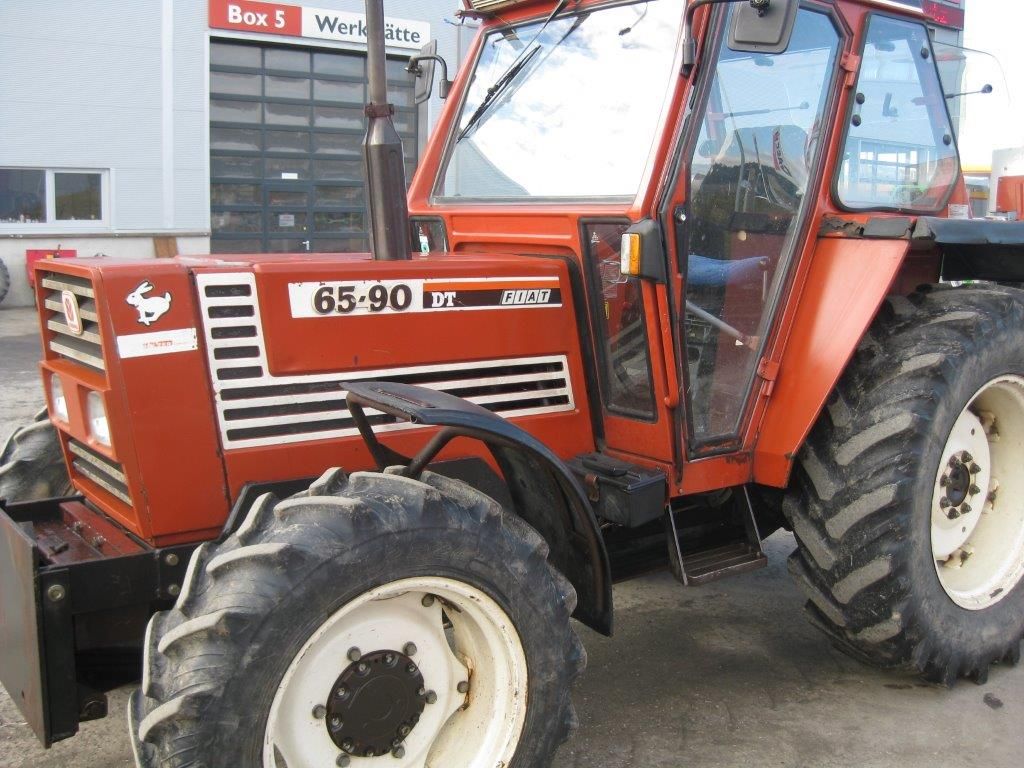Dieser gebrauchte Traktor Fiat 65-90, Baujahr 1990, mit 65 PS (48 kW ...